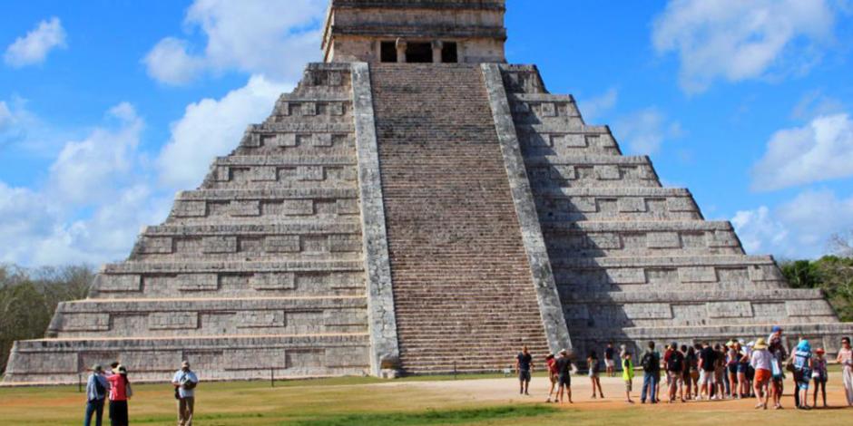 Artesanos ingresan a Chichén Itzá para verificar que no haya turistas
