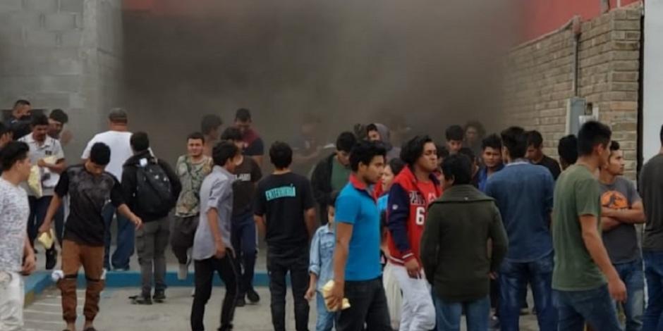 Migrantes prenden fuego en albergue; hay 9 lesionados