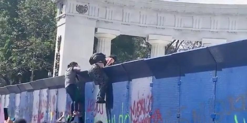 Embozadas saltan vallas y chocan con policías en el Hemiciclo (VIDEO)
