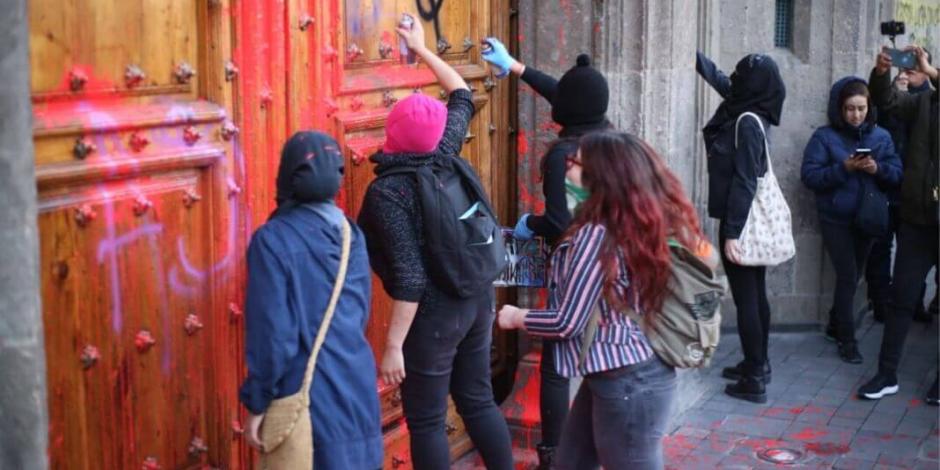 "Que no nos pinten las puertas", pide AMLO a feministas