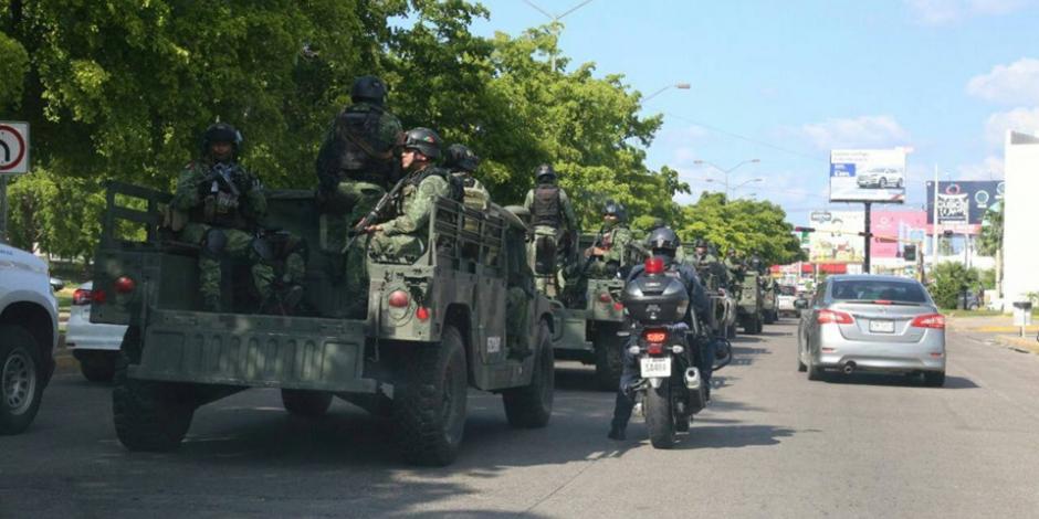 Militares patrullan las calles de Culiacán tras violencia del jueves