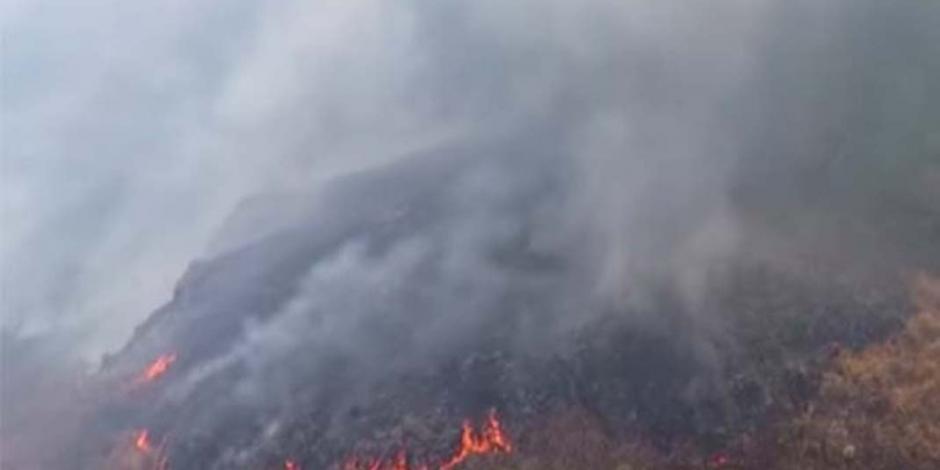 Desalojan a 60 pobladores por incendio en Tepoztlán