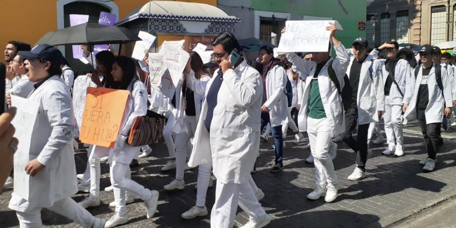 Protestan en Puebla por asesinato de estudiantes
