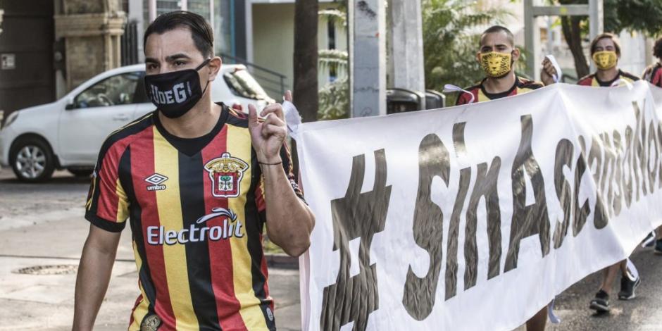 Jugadores de Leones Negros protestan contra desaparición del Ascenso MX