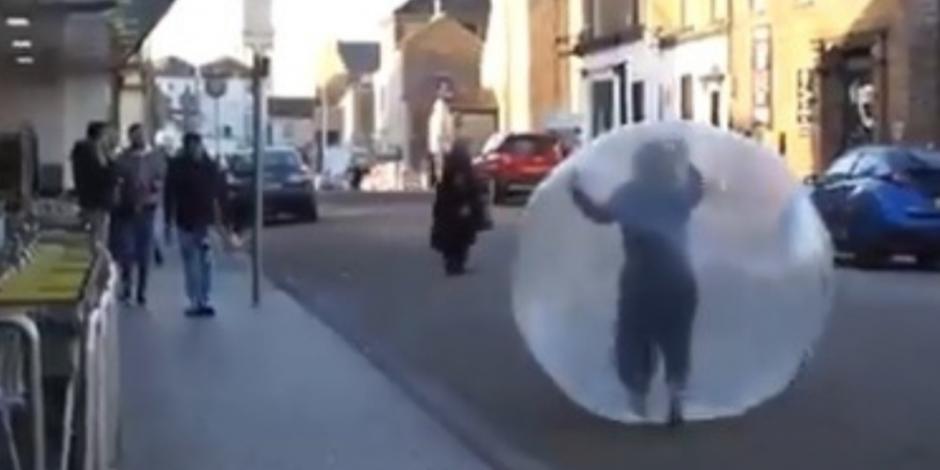 Mujer sale en burbuja de plástico para evitar contagio y se vuelve viral (VIDEO)