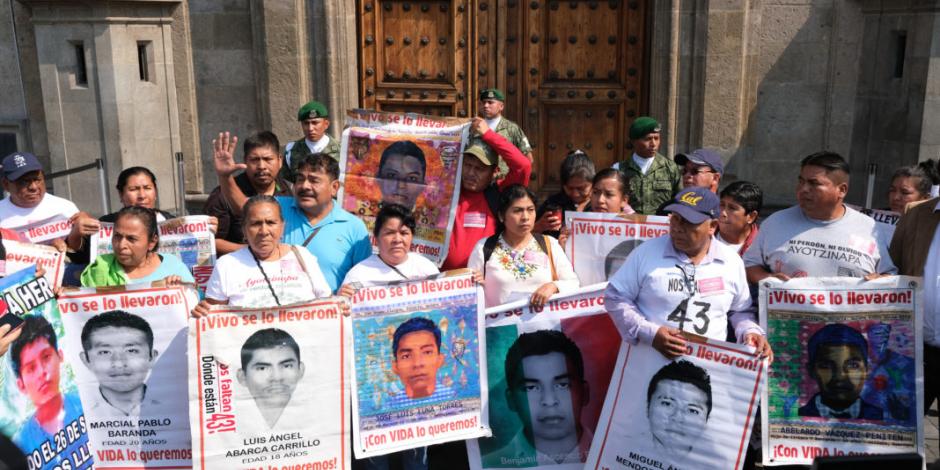 Padres de los 43 piden a AMLO procesar a exfuncionarios y policías