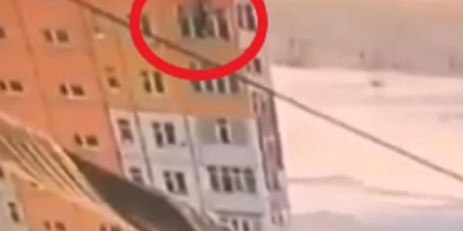 Mujer cae desde el noveno piso, se levanta y se va caminando (VIDEO)