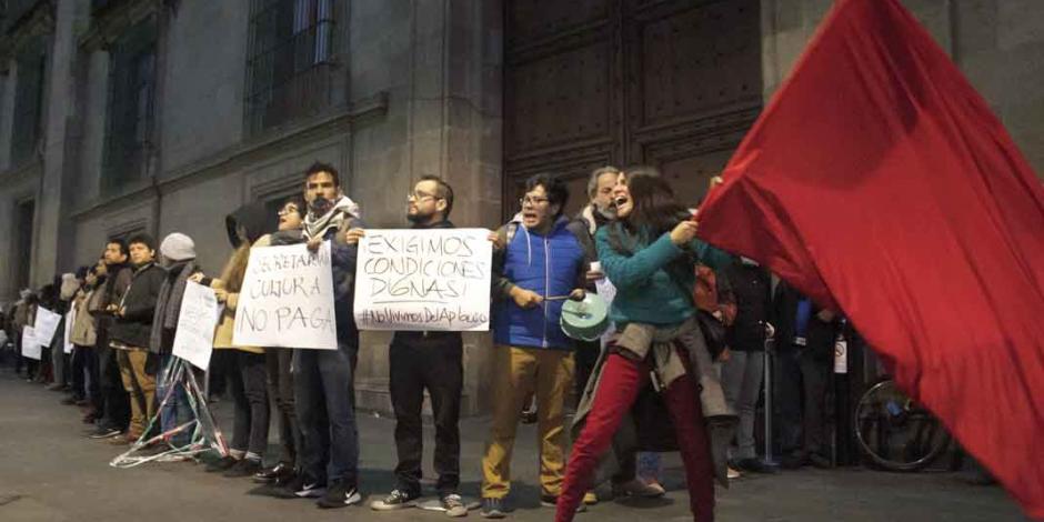 Artistas arman cacerolazo en Palacio por falta de pago