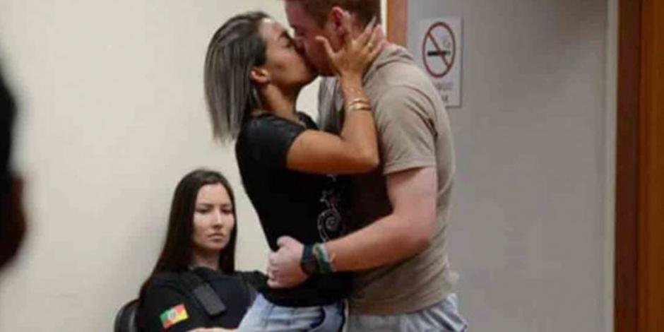 En juicio, mujer perdona y besa a su novio que la intentó matar a balazos