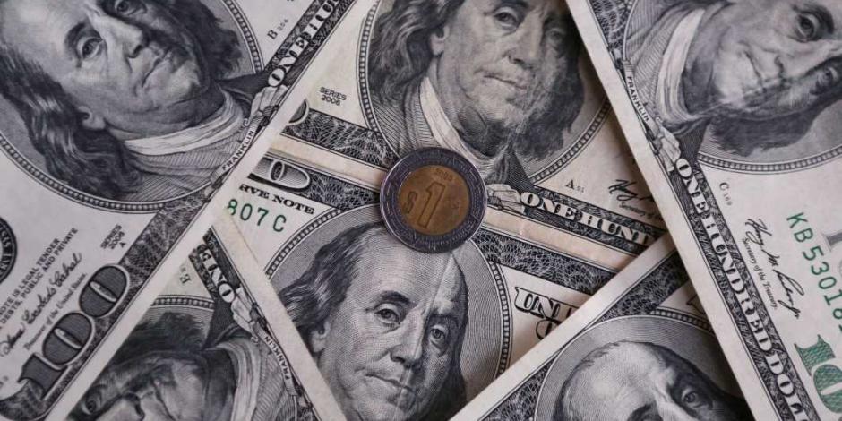 Peso pierde 1.62%; dólar cotiza en $24.74 por unidad en bancos