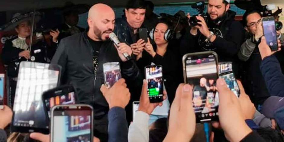 Lupillo Rivera sorprende con concierto en la Línea B del Metro (VIDEO)