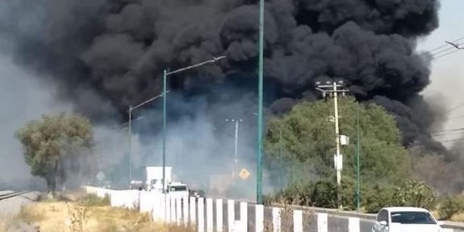 Incendio consume predio con llantas en Tultitlán