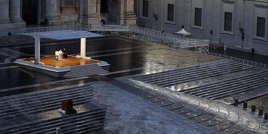 Papa Francisco reza, ante Plaza de San Pedro vacía, para pedir indulgencias por COVID-19