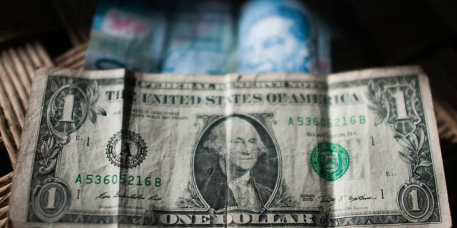 Peso cae 0.23%; dólar cotiza en $24.38 por unidad en bancos