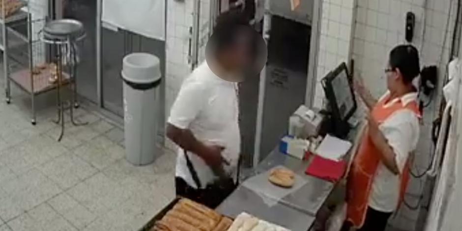 Hombre asalta panadería y regresa por el pan que se le olvidó (VIDEO)