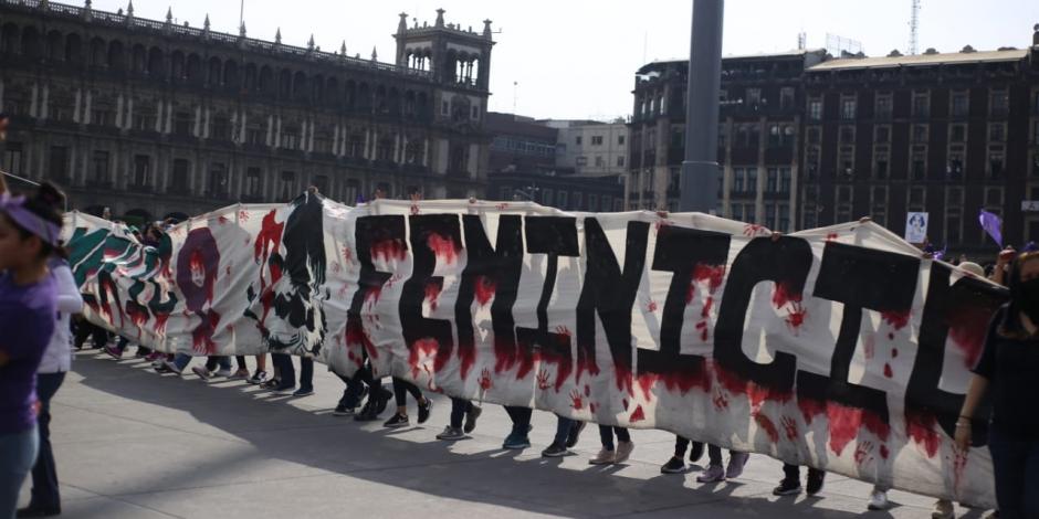 "México Feminicida": despliegan manta frente a Palacio Nacional