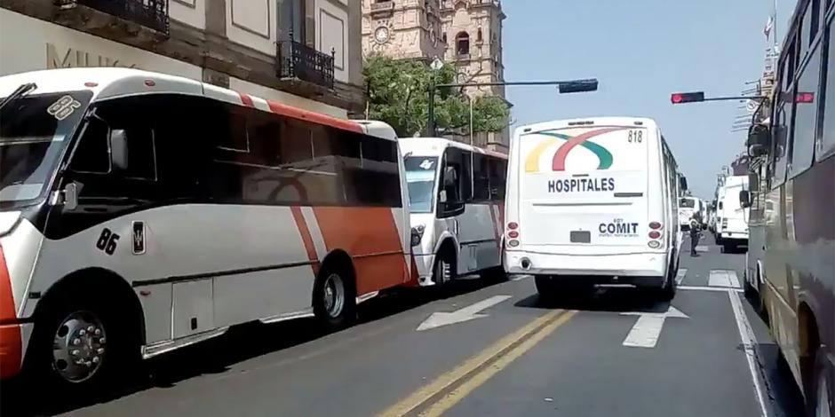 Transportistas bloquean calles en Morelia; exigen apoyo económico