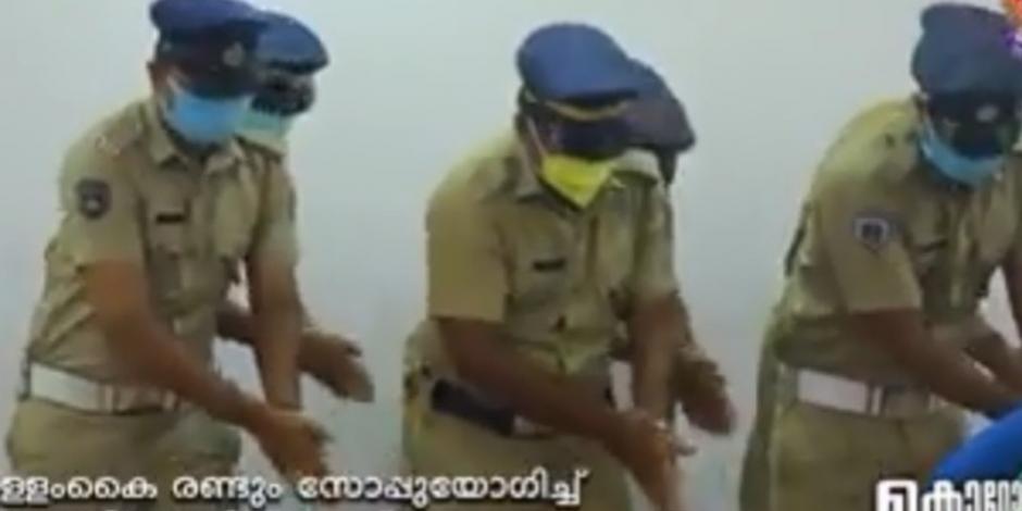 Con baile, policías enseñan cómo lavarse las manos y se vuelven virales (VIDEO)
