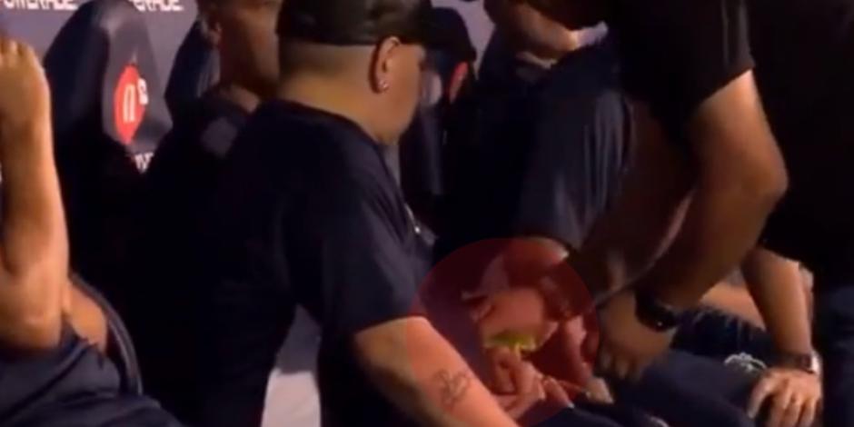 ¿Diego Maradona se droga en la banca durante un partido? (VIDEO)