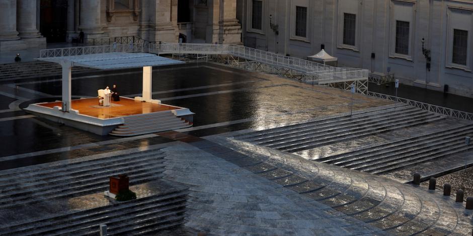 El Papa reza ante una Plaza de San Pedro vacía