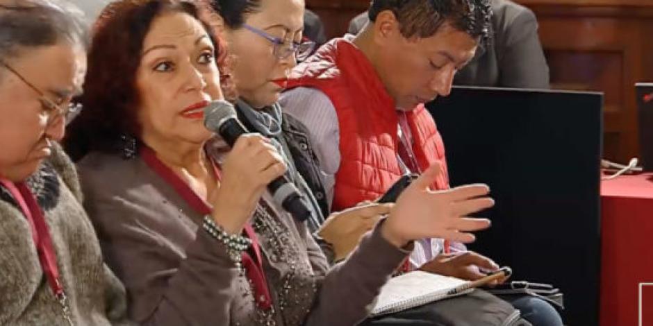 Reportera reclama a AMLO publicidad oficial de su gobierno (VIDEO)