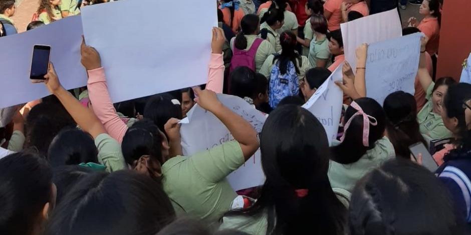 Normalistas protestan en Fiscalía de Tabasco por intento de violación a alumna