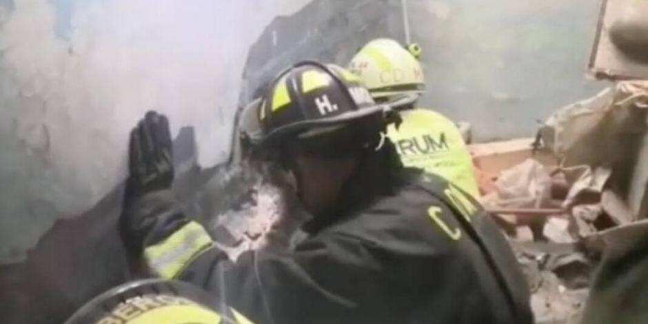 Rescatan a recién nacida atorada entre dos paredes, en Iztacalco (VIDEO)