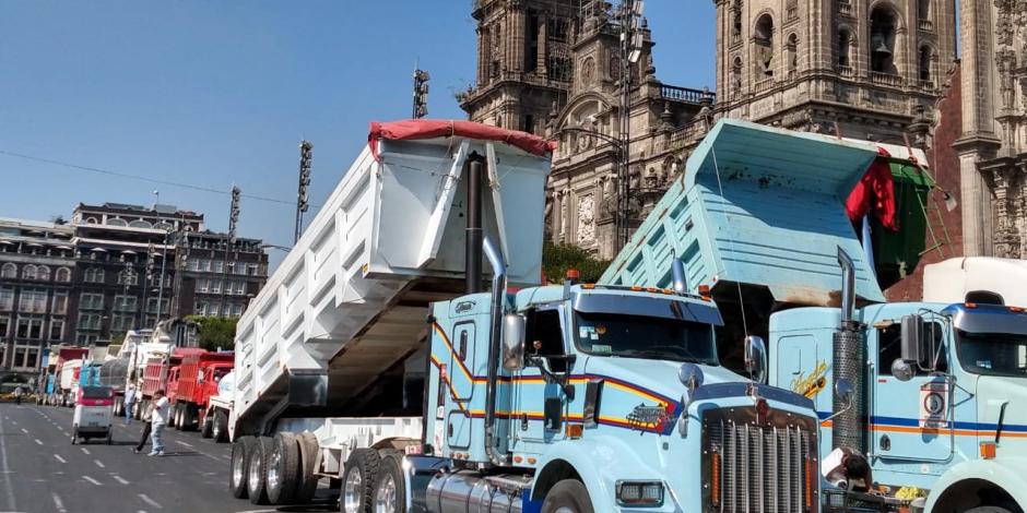 Transportistas mantienen bloqueo al Zócalo; exigen contratos