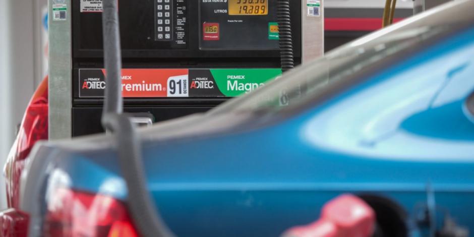 Promete AMLO no elevar costo de gasolinas por bajos precios del crudo