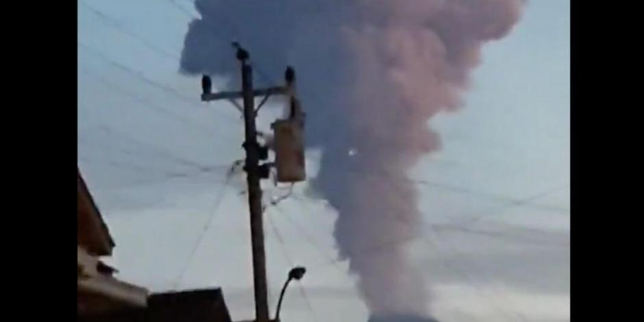 Volcán en Indonesia hace erupción y forma columna de ceniza de 2 mil metros (VIDEO)