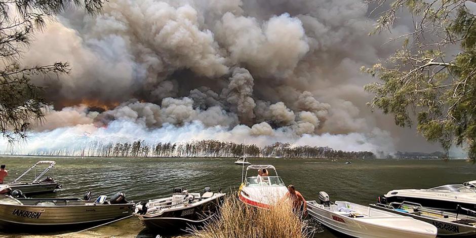 Más de 200 incendios avanzan al paraíso costero de Australia