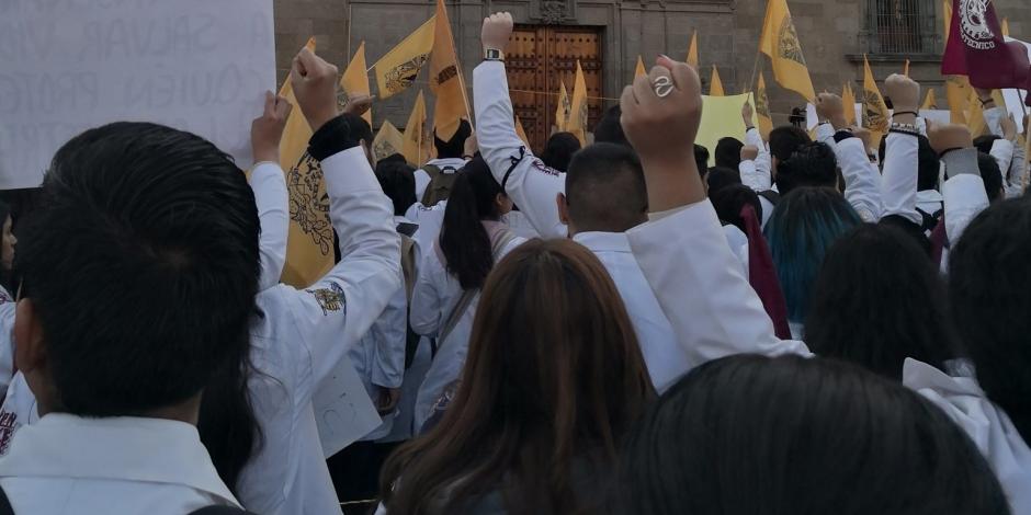 Protestan en Palacio Nacional estudiantes por multihomicidio en Puebla