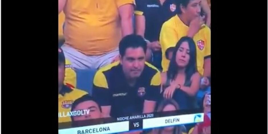 ¡Ventilados! Kiss Cam desenmascara a infieles en partido del Barcelona