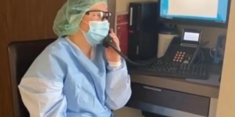 Enfermera le canta diario a enfermos de COVID-19 para animarlos (VIDEO)