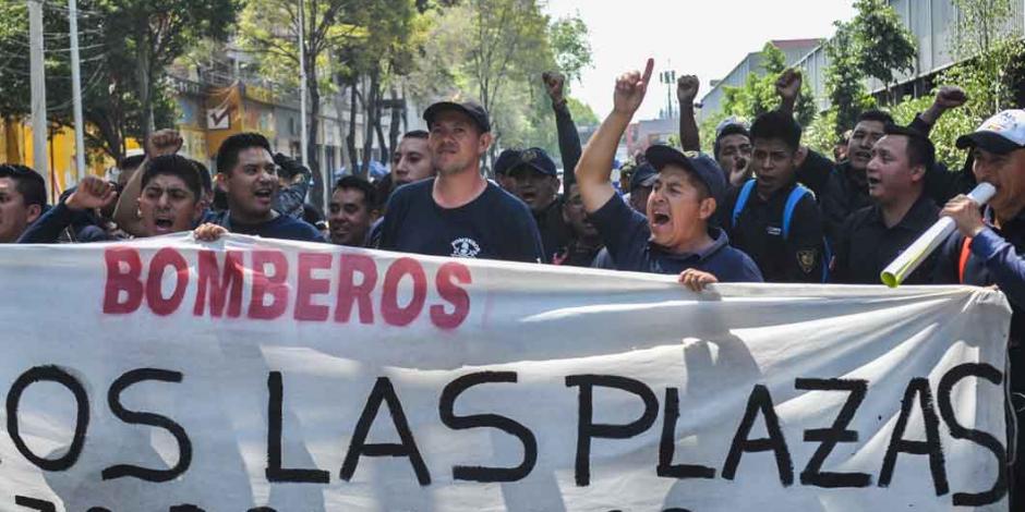 Bomberos protestaron frente a sede del Gobierno de la Ciudad de México
