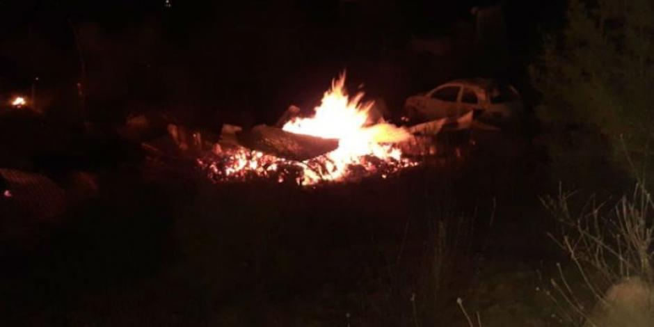 Comando incendia una veintena de casas en Las Pomas, Chihuahua