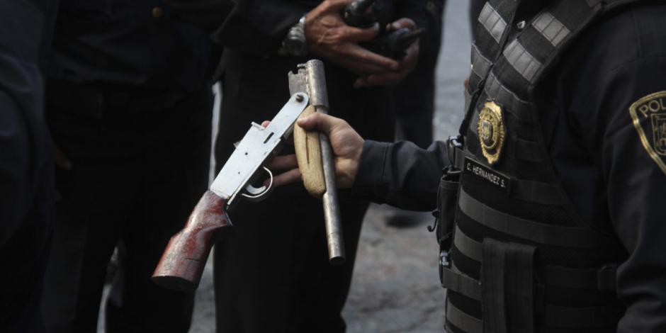 Detienen a dos por llevar presunta droga y réplica de arma en Polanco