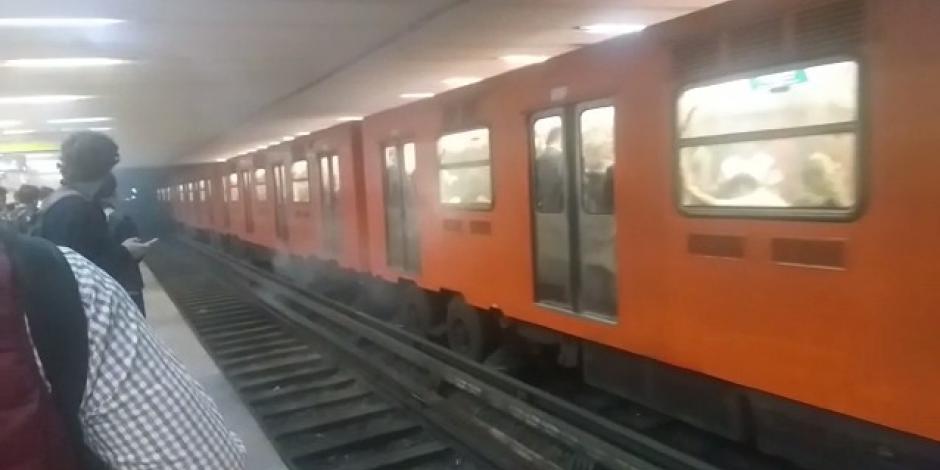 Desalojan vagones en Metro Balderas por corto circuito (VIDEO)