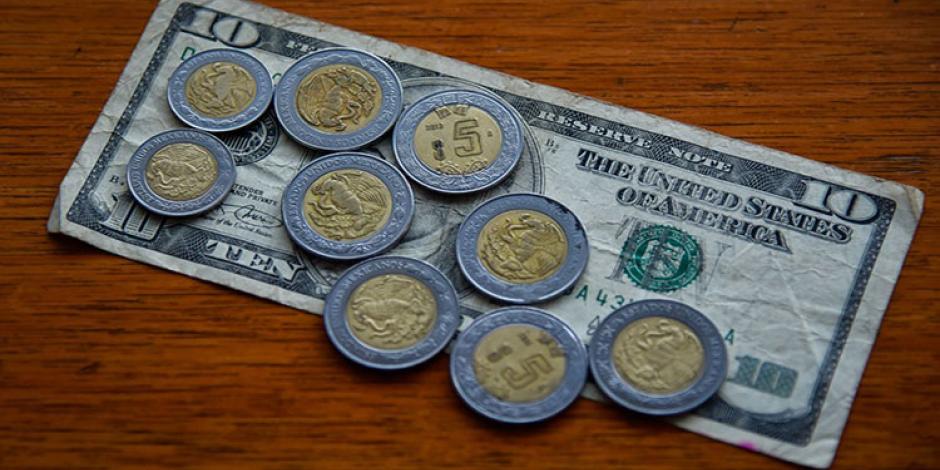 Peso retrocede 0.66%; dólar cotiza en $24.24 por unidad en bancos