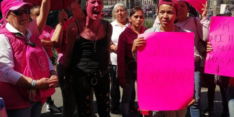 Mujeres con cáncer protestan en Palacio Nacional