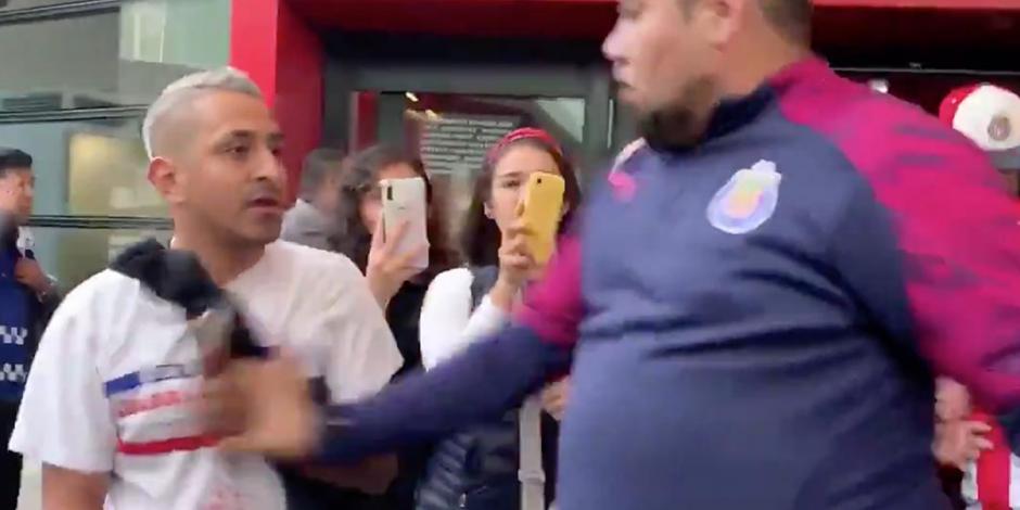 Seguridad de Chivas agrede a aficionado que pide sudar la camiseta (VIDEO)