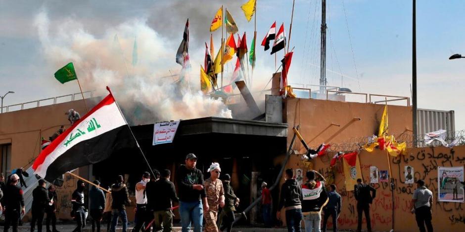 Tropas de EU lanzan gas lacrimógeno frente a su Embajada en Irak