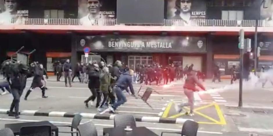 Pseudoaficionados de Valencia y Barça pelean afuera del estadio (VIDEO)