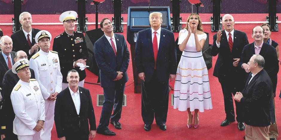 El presidente (centro), su esposa y funcionarios, ante un espectáculo aéreo, en 2019.