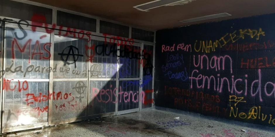 Acusa UNAM provocación de grupos violentos tras pintas en Rectoría