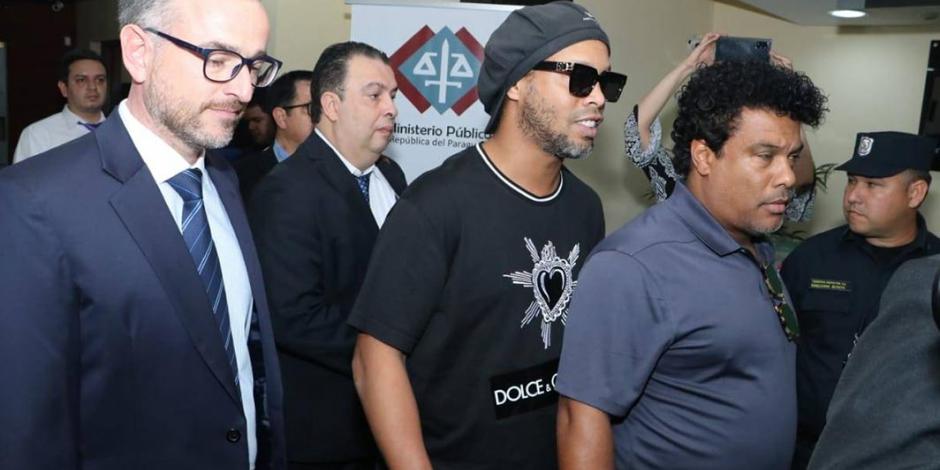 Retienen a Ronaldinho en Paraguay por pasaporte falso