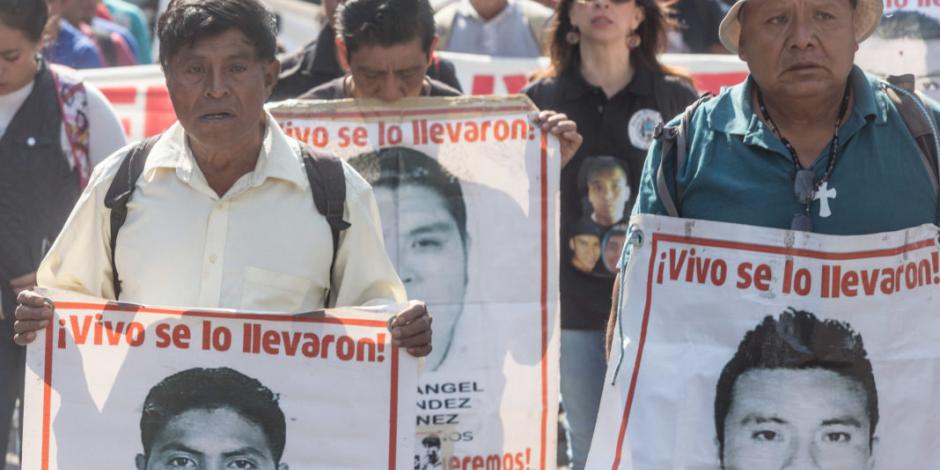 Rechazan padres de los 43 diálogo con Ángel Aguirre; piden que le retiren candidatura