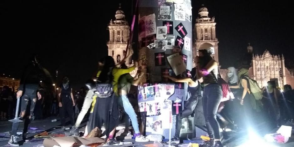 Mujeres izan bandera negra en el Zócalo por feminicidios (VIDEO)
