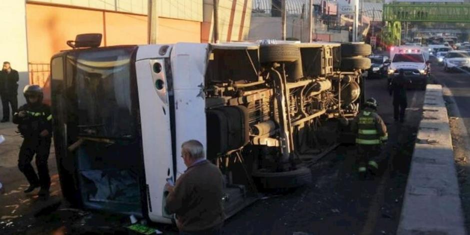 Vuelca autobús de pasajeros en la México-Pachuca; hay 19 heridos