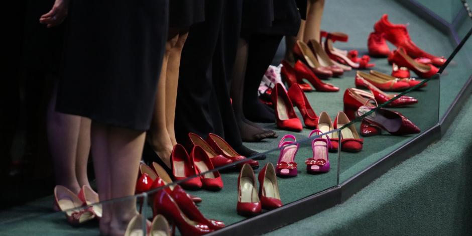 Diputadas se quitan los zapatos en tribuna en protesta por feminicidios